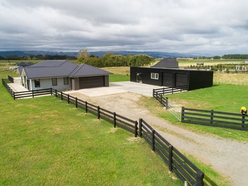 Space, Style, and Serenity – Meavy Lane Awaits!