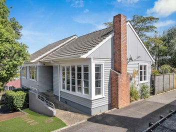 Stunning 1950’s Bungalow with Sea Views!