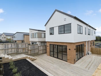 Brand New Coastal home - Walk to school