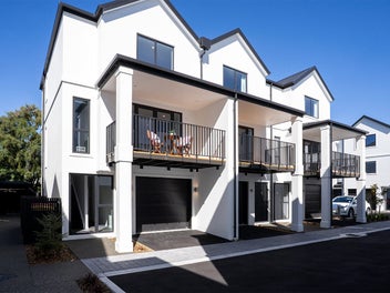 Fab Location-Garage-Move In Now