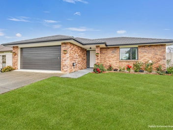 Spacious, Sunny and Refreshed Family Living!