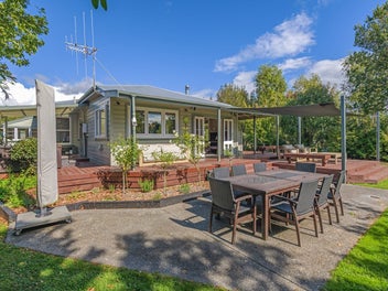 Modern 'good life' on city edge