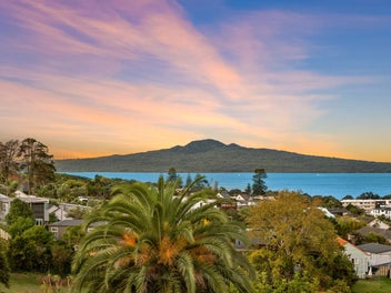 Water view gem – Style, space and serenity