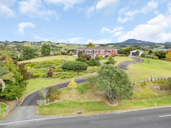 Stunning Views in Sought-After Maunu