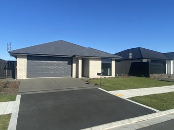 Spacious 4 Bedroom Family Home, Prime Location