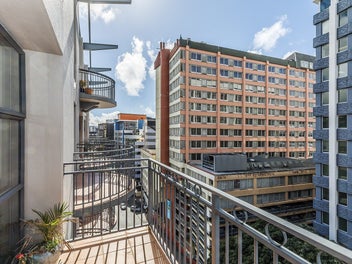 LIVING IN THE HEART OF THE CBD - BEO $449,000!