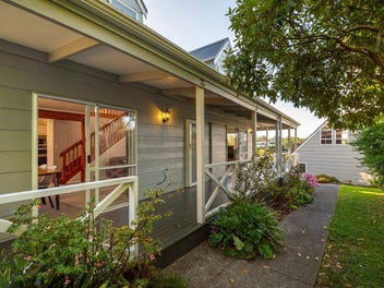 Charming 3-Bedroom Cottage with Stunning Gardens