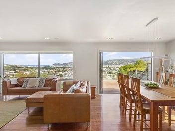 SUNNY FAMILY HOME WITH EXCEPTIONAL VIEWS