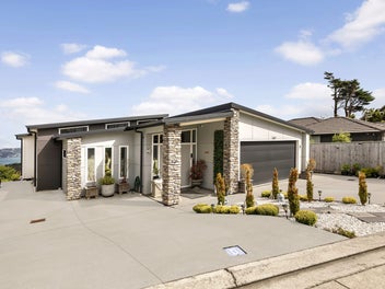 BEAUTIFULLY PRESENTED, SPECTACULAR HARBOUR VIEWS