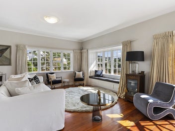 ELEGANCE WITH EXCEPTIONAL SUN & CONVENIENCE