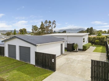 Like new in Woodville with Large Garage!!