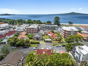 Live Beachside in Traditional Style - Mission Bay