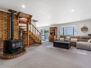 LARGE FAMILY HOME WITH SEA VIEWS!