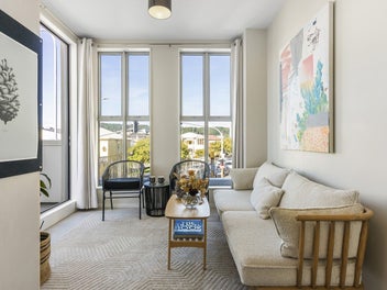 SUNNY, MODERN & CAREFREE FREEHOLD TOWNHOUSE