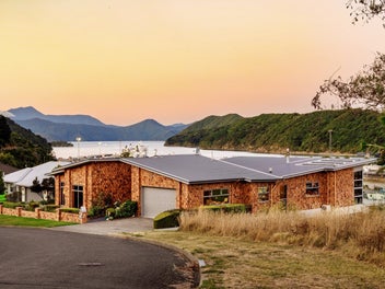 Vendors downsizing. Elevated outlook and sea views