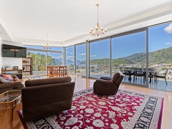 Vendors downsizing. Elevated outlook and sea views