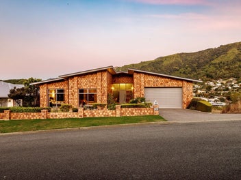 Vendors downsizing. Elevated outlook and sea views