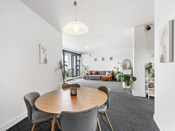 1.House-sized apartment in Prime Thorndon Location