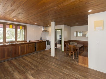 Bungalow, Large Decks and Sheds, Great Location