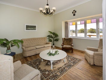 Bungalow, Large Decks and Sheds, Great Location