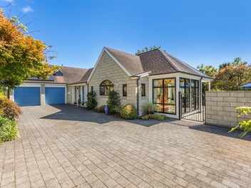 DESIGNER HOME, DESIRABLE PRIVATE SETTING