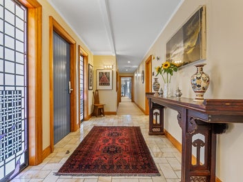 DESIGNER HOME, DESIRABLE PRIVATE SETTING