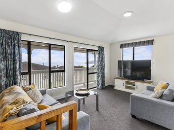 Super Cute With Sea Views!