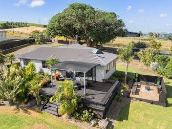 Sky Tower Views Plus Shed on 3000m2