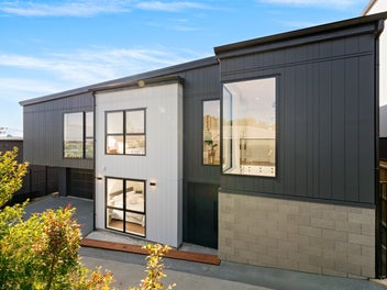 Sophisticated Living & Top School Zoning