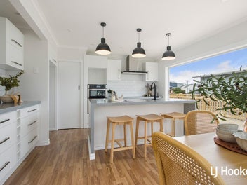 Fully furnished! Be in BEFORE Christmas