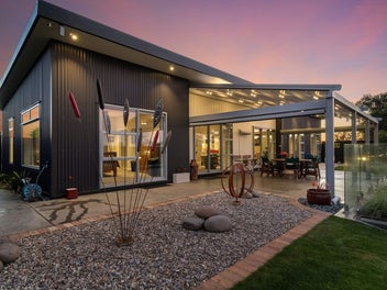 Lifestyle just minutes from town, space & pool!