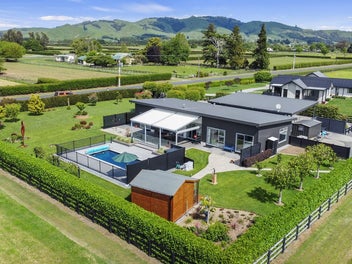 Lifestyle just minutes from town, space & pool!