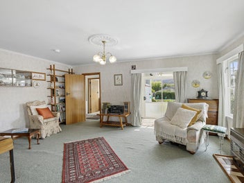 Charming Home in Silverstream With Great Potential