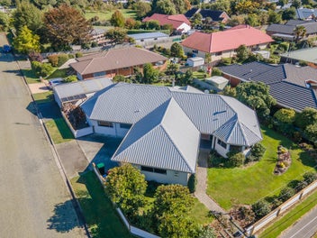 Immaculate Living PLUS 4-Car Garaging