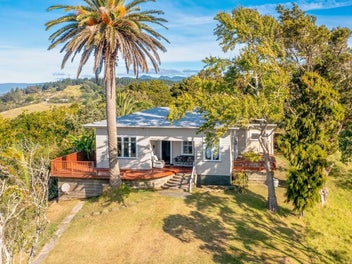 CHARACTER HOME - ELEVATED VIEWS ACROSS RAWENE