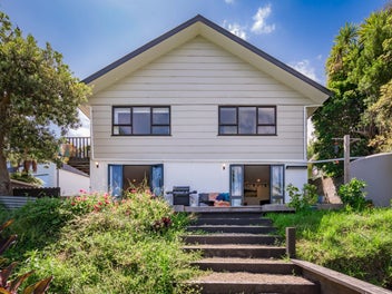 Raumati South with Two Studio Spaces!