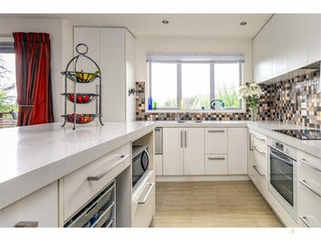 Contemporary, Chic & Conveniently Located