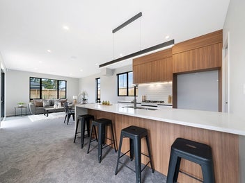 Stunning Home & Income 4 + 2