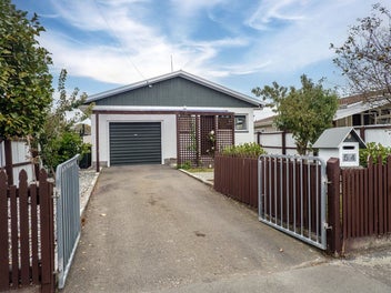 * UNDER OFFER * Sought After Allenton Home Awaits!