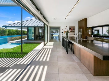 World-Class Residence - 3,189sqm Of Lakefront Land