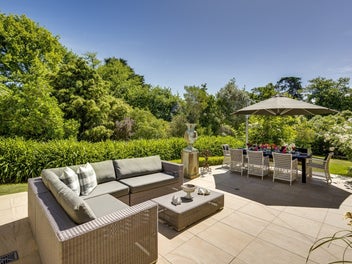 Renovated living, quiet cul-de-sac location