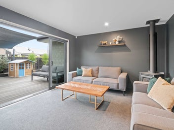 HIGH SPEC HOME, 2 LIVING, 2.5 BATH