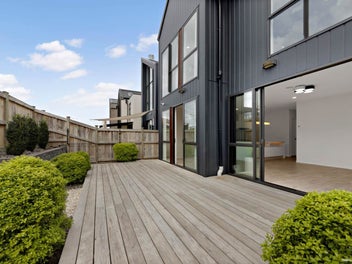2 Lounges! Standalone! Stylish!