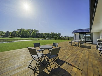 Absolute golf course frontage