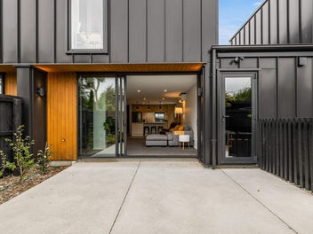 Stylish & Smart buying, $649,000!