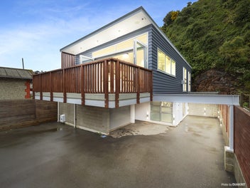 BEAUTY BY THE BAY- WITH GARAGING