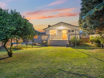 Great Bones, Classic Kiwi Backyard