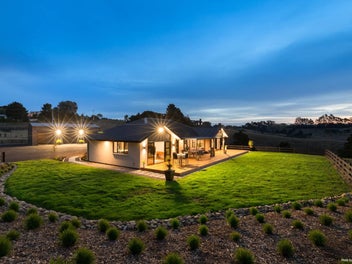 NEW DELUXE HOME & SHEDDING ON 7 ACRES