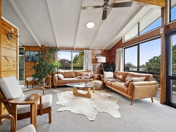 Private and Comfortable with Lake Views