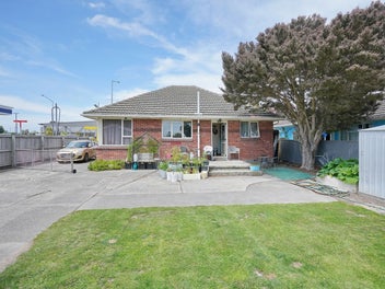 Within walking distance on Wainoni